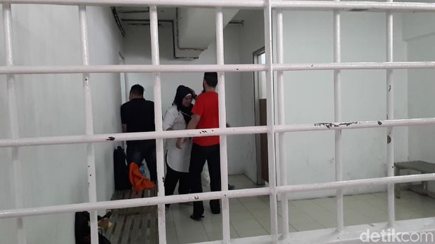 Momen Mesra Dhawiya Dipeluk Kekasih dan Ngobrol Berdua di Toilet