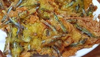 Kalau mau yang lebih gurih renyah, tambahkan teri jengki atau teri tawar dalam adonan bala-bala. Enak juga buat lauk nasi. Foto : Instagram @resepyummyanak