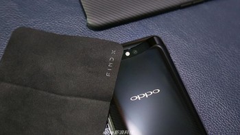 Tidak ketinggalan Oppo memberikan kain khusus untuk mempersihkan noda sidik jari di bodi belakang Find X. Foto: Sina Mobile