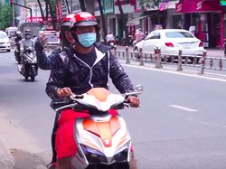 Mengintip Vlogger Cantik Vietnam Jajal Go-Jek