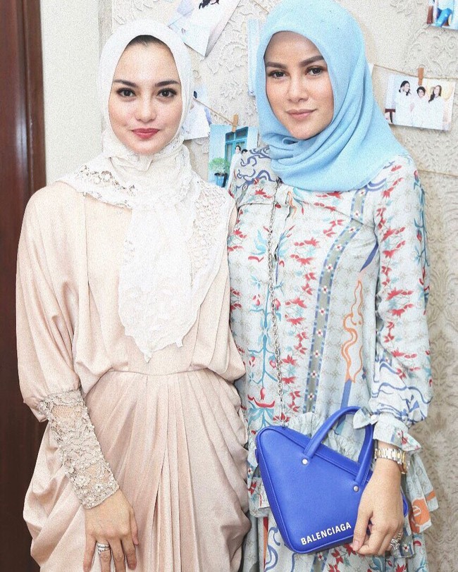 Ririn Ekawati memilih kaftan berpotongan modern. Nuansa dusty cream dan aksen kerutan pada kaftannya memberikan kesan yang feminin. Pashmina dengan detail brukat membuatnya sangat cantik. Foto: Olla Ramlan