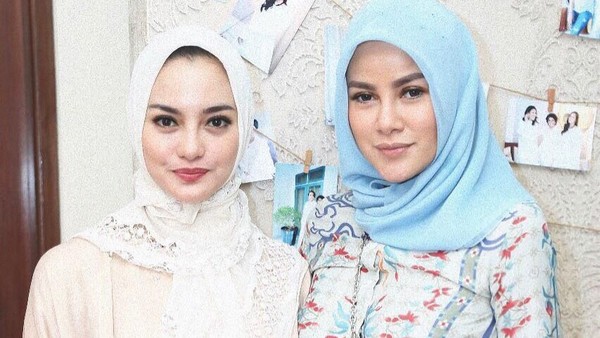 Adu Gaya: Olla Ramlan dan Ririn Ekawati Saat Kompak Pakai Jilbab