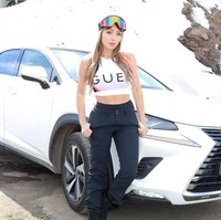  Hal tersebut pun membuat netizen lainnya geram dan menyebut semua pengikutnya di Instagram tak berguna. Itu adalah 9 juta pria muda yang tak berguna, kritiknya. Foto: Instagram