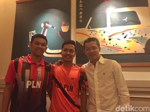 Taufik Hidayat Serahkan Uang Saku Kepada Anthony dan Fajar