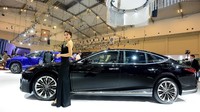 Dengan menggunakan gaun hitam, membuat Bidadari ini semakin cantik menemani Lexus.