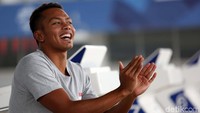 Pertama, cuma les dasar-dasar renang. Setelah les dasar akhirnya ditawari klub dan ikut kejuaraan tiga bulan setelahnya. Aku menang dan setelah itu jadi keterusan di renang dan ikut kompetisi, ujar Siman.