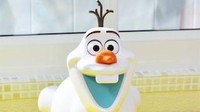 Salah satu tokoh menggemaskan di film kartun Frozen juga dihadirkan menjadi popcorn bucket di Disneyland Tokyo. Popcorn kesukaan kamu bisa diletakkan di dalam tubuh boneka salju ini. Foto: Istimewa