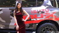 Isuzu juga masih masih memarmerkan Traga (SPG dengan galon).