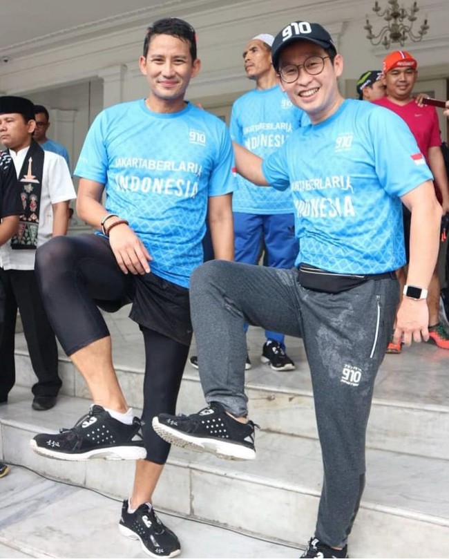 Sandiaga Uno mengenakan sneakers favoritnya yang datang dari brand 910 di berbagai kesempatan, mulai dari lari, bersepeda hingga bertugas. Foto: Dok. 910