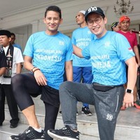 Sandiaga Uno mengenakan sneakers favoritnya yang datang dari brand 910 di berbagai kesempatan, mulai dari lari, bersepeda hingga bertugas. Foto: Dok. 910