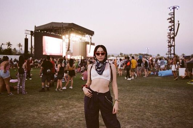 Noah Cyrus tampil di festival musik Coachella, juga dengan gaya sporty. Ia memadukan bra warna off-white dan celana berpotongan longgar. Syal bermotif tampak menghiasi lehernya sebagai pelengkap gaya. Foto: Instagram