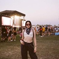 Noah Cyrus tampil di festival musik Coachella, juga dengan gaya sporty. Ia memadukan bra warna off-white dan celana berpotongan longgar. Syal bermotif tampak menghiasi lehernya sebagai pelengkap gaya. Foto: Instagram