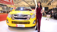 Senyum manis para SPG Isuzu.