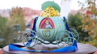 Popcorn bucket yang satu ini sangat disukai anak-anak. Kereta labu cantik milik Cinderella disulap menjadi wadah camilan jagung berondong kesukaan mereka! Foto: Disney Park