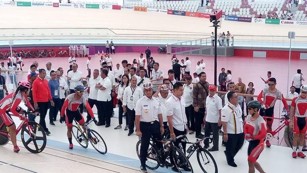  Anies mencoba beberapa kali putaran saat mengayuh sepeda di venue tersebut.