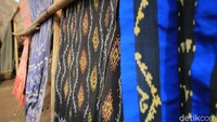 Traveler juga bisa membeli aneka kain tenun yang dibuat oleh warga lokal. Harganya pun beragam dari ratusan ribu hingga jutaan tergantung motif dan ukuran (Randy/detikTravel)  