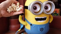 Wah, ini sih gemesin banget. Ketiga tokoh di film Minion menjelma sebagai wadah popcorn. Kamu bisa meletakkan popcorn lewat bagian atas kepala Minion. Tak hanya satu, tapi banyak bentuk bucket Minion di Disneyland! Foto: Istimewa