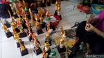 Perajin Piala Kebanjiran Order Jelang Agustusan