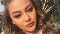 Aurel Hermansyah tak kuasa menahan tangis saat tampil di sebuah acara TV. Ia menangis lantaran perceraian kedua orang tuanya dibahas. Foto: Dok. Instagram/aurelie.hermansyah