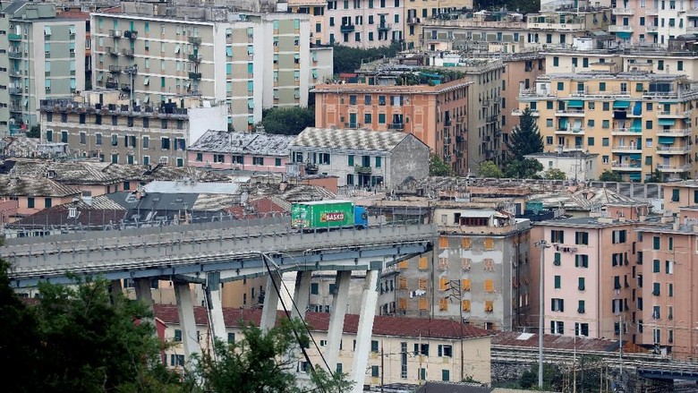 Jembatan Layang Ambruk di Italia, Pencarian Korban Terus Dilakukan Jembatan Layang Ambruk di Italia, Pencarian Korban Terus Dilakukan