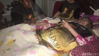 Dua anak yang jadi cucu Mak Nyak juga ikut hadir. Sebelah kiri merupakan anak Atun dan sebelah kanan anak Doel dan Sarah. Foto: dok detikHOT
