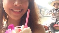 Es krim jadi pilihan Yeslin untuk mendinginkan suasana yang panas. Ia menikmati es krim ini sambil menumpang perahu dan menyusuri sungai. Foto: instagram @yeslinwang