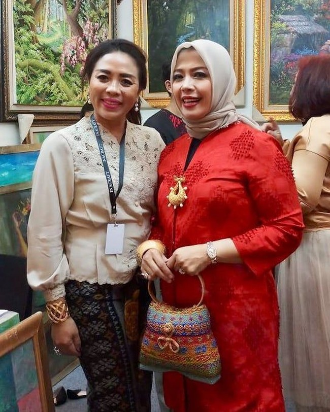Menghadiri pembukaan pameran kerajinan karya anak negeri INACRAFT 2018, Nur Asia Uno kembali memakai tas buatan lokal. Tas dari bahan tenun berwarna-warni itu terlihat matching dengan tunik merah yang dipakainya. Foto: Dok. Instagram, Facebook