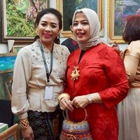 Menghadiri pembukaan pameran kerajinan karya anak negeri INACRAFT 2018, Nur Asia Uno kembali memakai tas buatan lokal. Tas dari bahan tenun berwarna-warni itu terlihat matching dengan tunik merah yang dipakainya. Foto: Dok. Instagram, Facebook