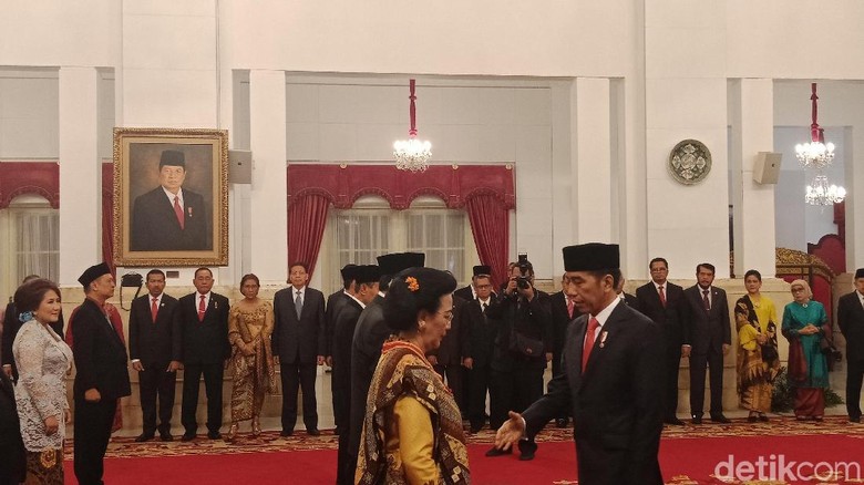 Sumarsono-Ayah Farhat Abbas Terima Tanda Kehormatan dari Jokowi Sumarsono-Ayah Farhat Abbas Terima Tanda Kehormatan dari Jokowi