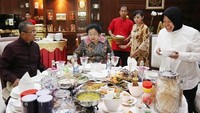 Hidangan khas Indonesia seperti ikan, sate, hingga lontong, jadi menu makan siang yang spesial ketika Megawati menjamu Wali Kota Surabaya, Tri Rismaharini. Foto: Istimewa