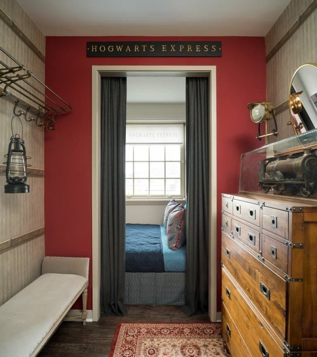 Kamar yang lebih kecil didekorasi seperti bilik-bilik pada kereta Hogwarts Express. Lengkap dengan lampu tempel, perkamen dan tulisan Hogwarts Express. Foto: Dok. Elite Readers