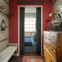 Kamar yang lebih kecil didekorasi seperti bilik-bilik pada kereta Hogwarts Express. Lengkap dengan lampu tempel, perkamen dan tulisan Hogwarts Express. Foto: Dok. Elite Readers