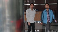 Suami Wali Kota Tangerang Selatan Airin Rachmi Diany, Tubagus Chaeri Wardhana (Wawan) ke luar gedung KPK Jakarta, Rabu (15/8/2018).