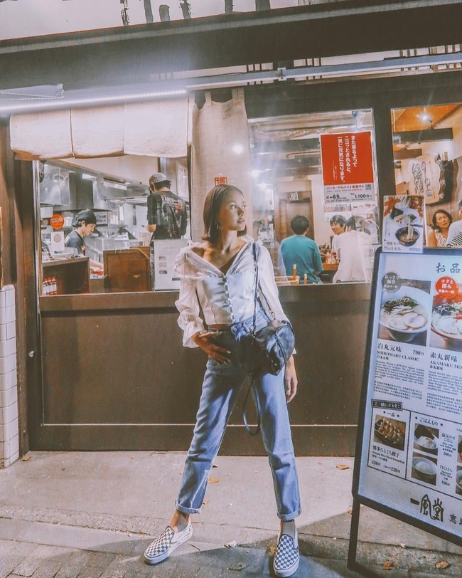 Alyssa Daguise yang pernah menulis di biografi Instagramnya kalau dia adalah mahasiswa sekolah medis kerap berpergian ke berbagai belahan dunia bersama Al Ghazali. Dia pun selalu berpenampilan stylish kekinian. Seperti di foto ini saat liburan ke Jepang bersama Al, Alyssa tampak memakai blouse putih dan celana denim yang dipadukan dengan ransel Louis Vuitton dan sneakers favorit anak muda Vans. Foto: Instagram Alyssa Daguise