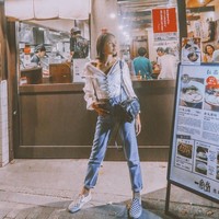 Alyssa Daguise yang pernah menulis di biografi Instagramnya kalau dia adalah mahasiswa sekolah medis kerap berpergian ke berbagai belahan dunia bersama Al Ghazali. Dia pun selalu berpenampilan stylish kekinian. Seperti di foto ini saat liburan ke Jepang bersama Al, Alyssa tampak memakai blouse putih dan celana denim yang dipadukan dengan ransel Louis Vuitton dan sneakers favorit anak muda Vans. Foto: Instagram Alyssa Daguise