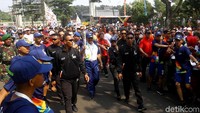 Ada 10 perlari yang membawa obor itu mulai dari Priyaka Irfan Astama Harsono hingga terakhir Mayjen TNI (purn) Tanribali Lamo.