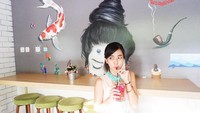 Yeslin sering mencicip makanan dan minuman di banyak tempat baik di Indonesia maupun di luar negeri. Kali ini ia sedang asyik menikmati segelas minuman dingin berwarna pink. Sluurrp! Foto: instagram @yeslinwang