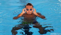 Siman, 23 tahun, menyimpan momen mengesankan di kelas 2 Sekolah Dasar (SD). Untuk pertama kalinya dia melihat kolam renang.