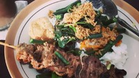 Sate usus ayam yang gurih juga bisa jadi pelengkap nasi urap yang enak. Foto: Instagram @ rosyidatmanto