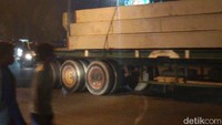 Satu truk kira2 ngangkut sekitar 10-15 beton pancang sepanjang kira  15-20 meter.