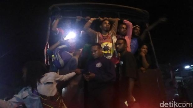 Mahasiswa Papua diangkut polisi menuju Polrestabes Surabaya
