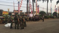 Foto: Personel TNI dan Polri juga siaga mengamankan jalannya acara itu. Sebuah tenda warna merah juga disiapkan di lokasi.Fotografer: Ibnu Hariyanto/detikcom