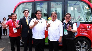 Direktur Utama Ririek Adriansyah, Kim Chang-beom Duta Besar Korea Selatan, Menteri Perindustrian Republik Indonesia Airlangga Hartarto, Menteri Komunikasi dan Informatika Rudiantara, dan Direktur Utama Telkom Indonesia Alex J. Sinaga ketika mencoba Autonomus Electric Vehicle di Telkomsel 5G Experience Center, Jakarta (15/8). Implementasi teknologi 5G akan lebih optimal bila digunakan mesin dalam menghadirkan layanan IoT. Kemajuan teknologi 5G akan memunculkan berbagai macam teknologi revolusioner. Teknologi 5G dapat memperkuat daya saing industri Indonesia di tingkat internasional di berbagai bidang seperti medis, transportasi, dan manufaktur.