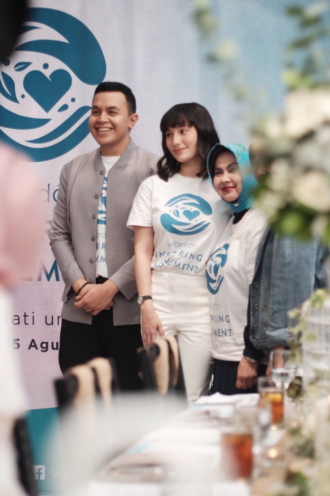 Rambutnya yang pendek ia tata menjadi sedikit ikal tapi tetap terlihat natural. Poni berpotongan rounded bangs membuatnya terlihat klasik. Foto: Silmia Putri/Wolipop