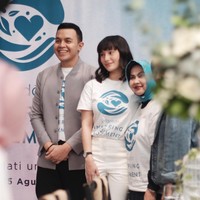 Rambutnya yang pendek ia tata menjadi sedikit ikal tapi tetap terlihat natural. Poni berpotongan rounded bangs membuatnya terlihat klasik. Foto: Silmia Putri/Wolipop