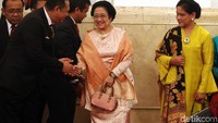 Megawati menyapa Ketua DPR Bambang Soesatyo yang hadir dalam acara pelantikan. Keduanya juga sempat berjabat tangan.