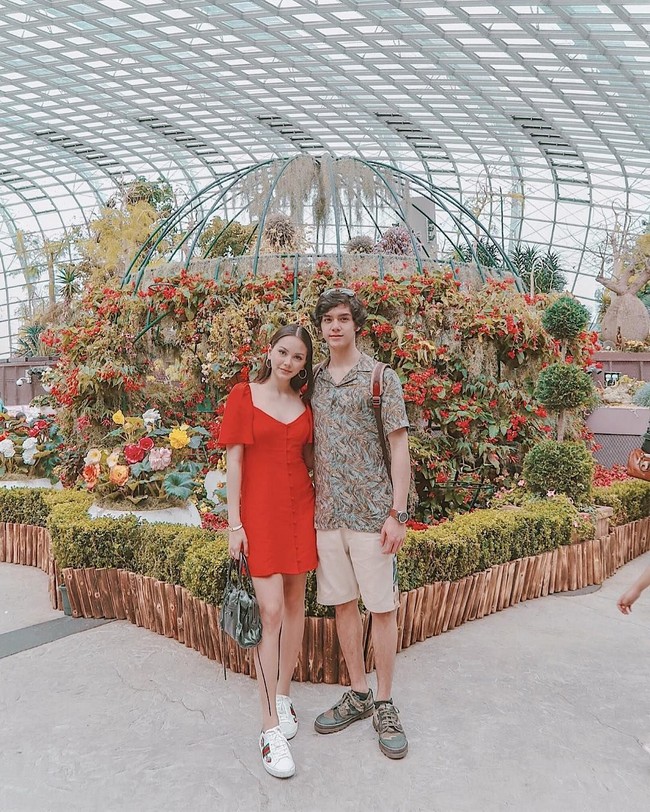 Liburan ke Singapura bersama Al Ghazali, Alyssa terlihat memesona dengan mini dress merah yang dipadukannya dengan sneakers Gucci Ace seharga Rp 8,7 juta. Foto: Instagram Alyssa Daguise