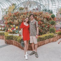 Liburan ke Singapura bersama Al Ghazali, Alyssa terlihat memesona dengan mini dress merah yang dipadukannya dengan sneakers Gucci Ace seharga Rp 8,7 juta. Foto: Instagram Alyssa Daguise