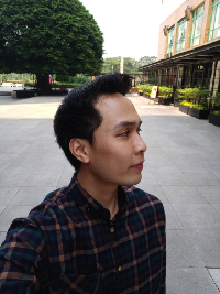 Selfie di luar ruangan dengan kamera depan smartphone Rp 4 jutaan / foto: Xiaomi