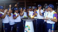 Api obor pun kembali disulutkan ke mini couldron yang telah disediakan. Selanjutnya, pawai obor Asian Games akan berlanjut dari TMII menuju Lapangan Terbuka Gedong.